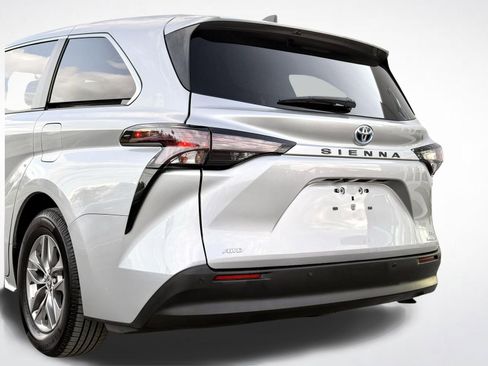 Used 2023 Toyota Sienna XLE image 10