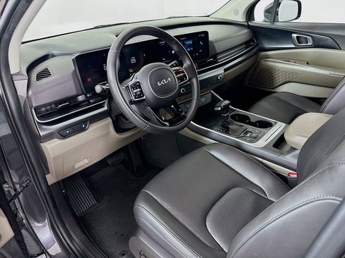 Used 2025 Kia Carnival FWD image 9
