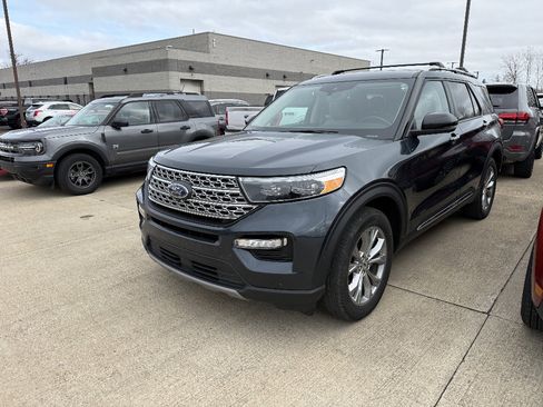 Used 2023 Ford Explorer Limited w/ Equipment Group 301A image 3