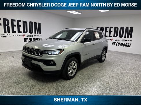 Used 2025 Jeep Compass Latitude AWD/4WD image 1