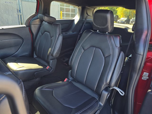 Used 2025 Chrysler Pacifica Select FWD image 10