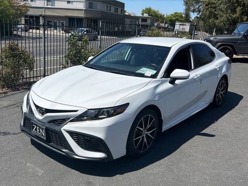 Used 2024 Toyota Camry SE FWD image 4