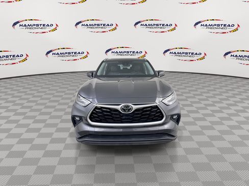 Used 2020 Toyota Highlander XLE AWD/4WD image 3