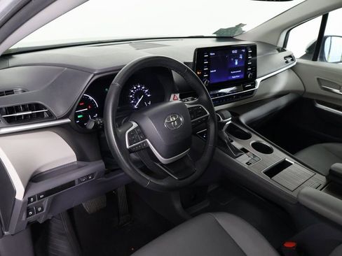 Used 2024 Toyota Sienna XLE image 7