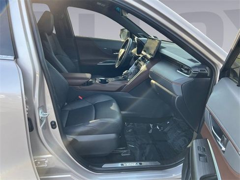 Used 2022 Toyota Venza XLE image 17