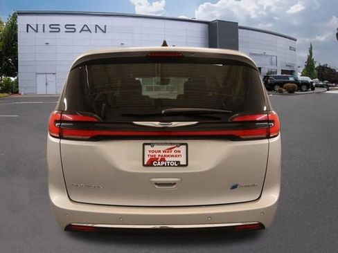 Used 2023 Chrysler Pacifica Touring-L FWD image 3