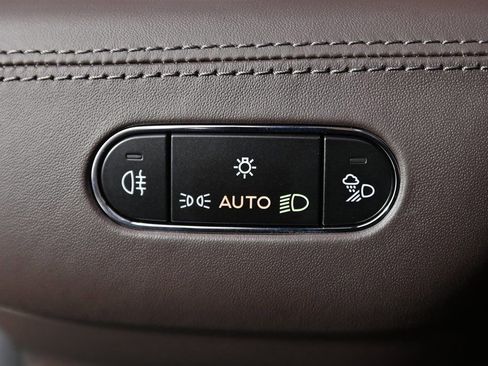 Used 2024 Bentley Bentayga Extended Wheelbase AWD/4WD image 24