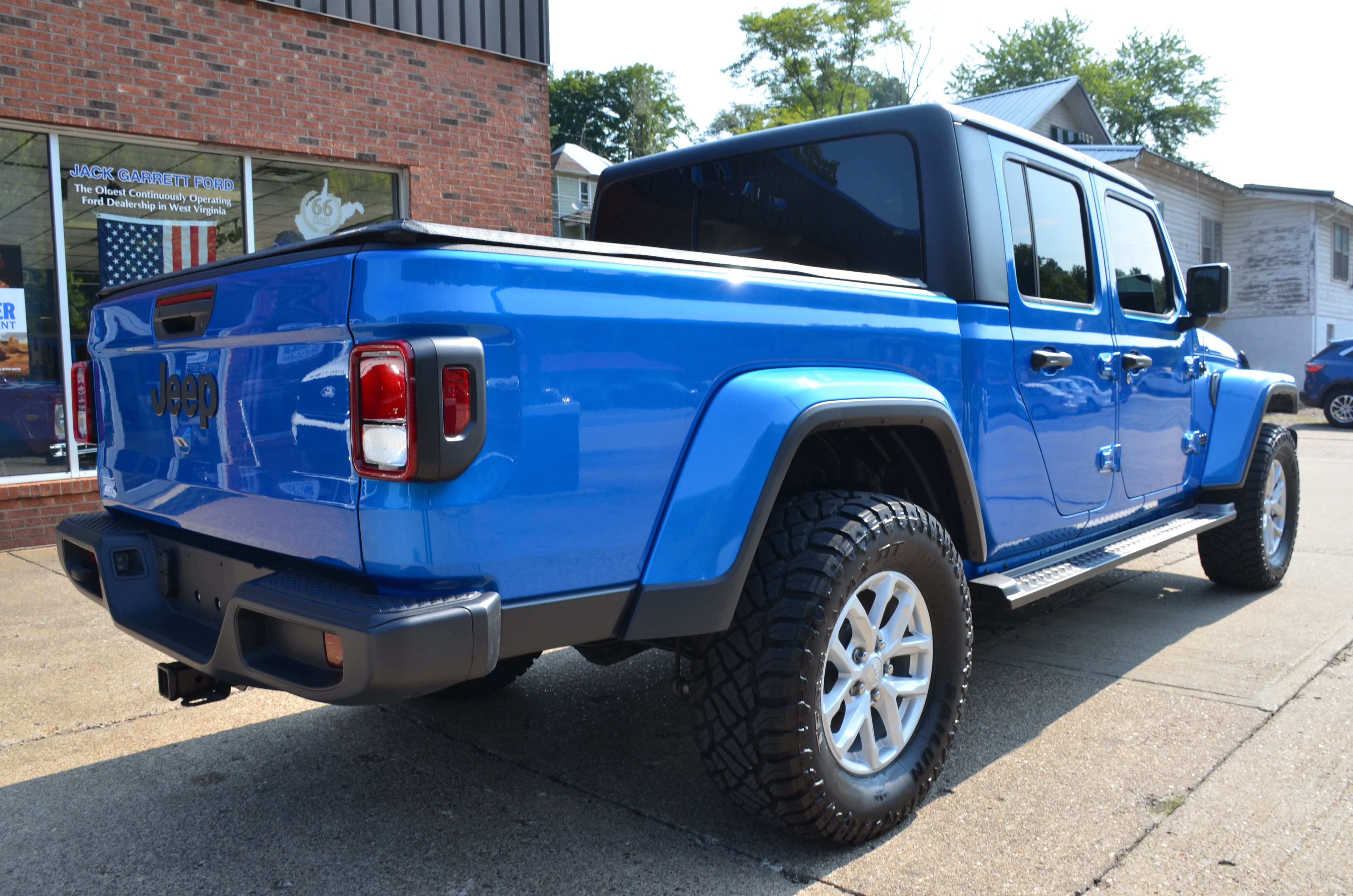 Used 2023 Jeep Gladiator Sport AWD/4WD image 4