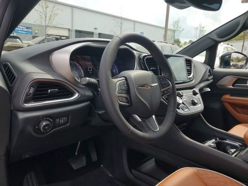 New 2026 Chrysler Pacifica Pinnacle image 17