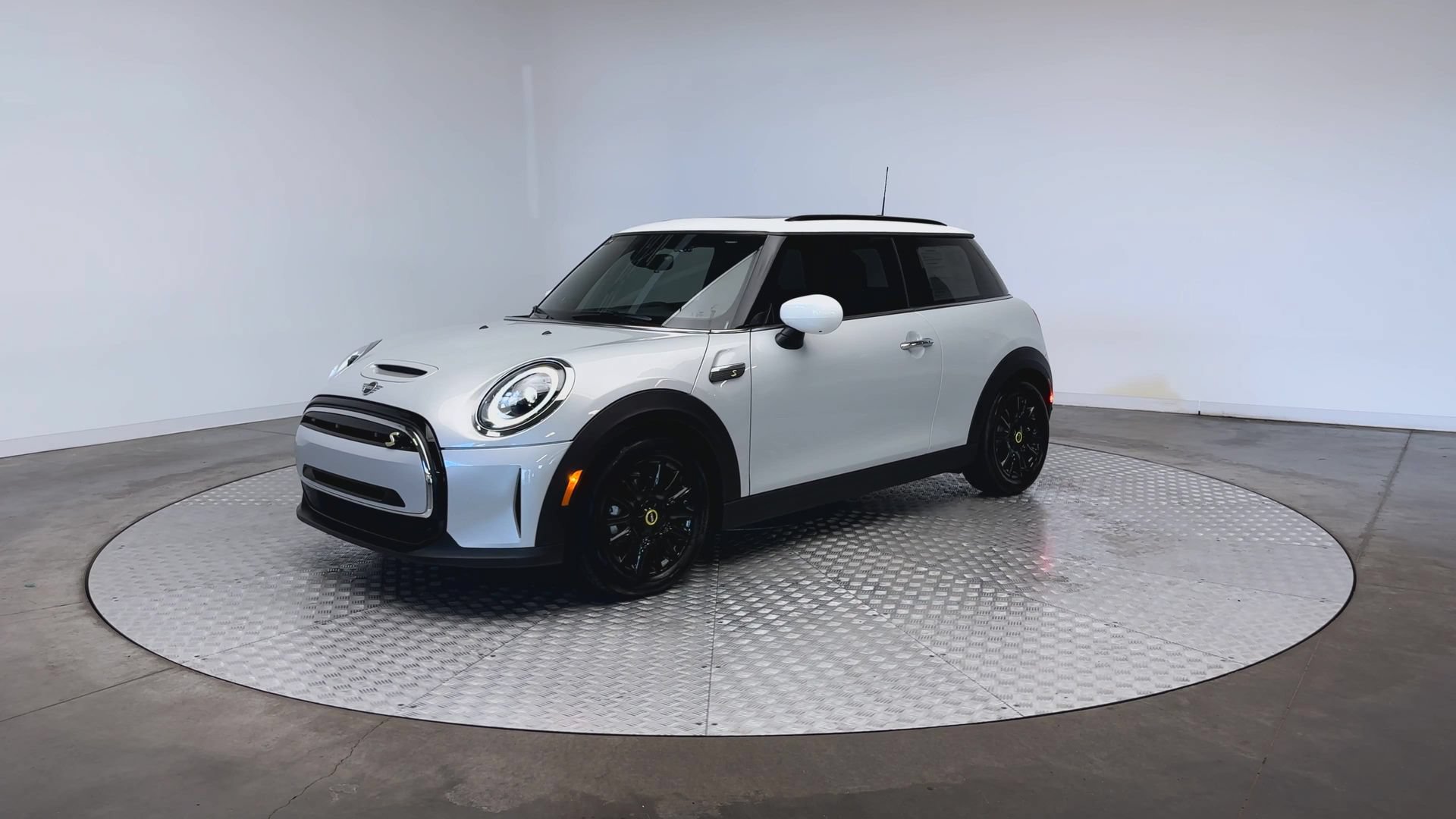 Used 2023 MINI Cooper SE FWD image 4