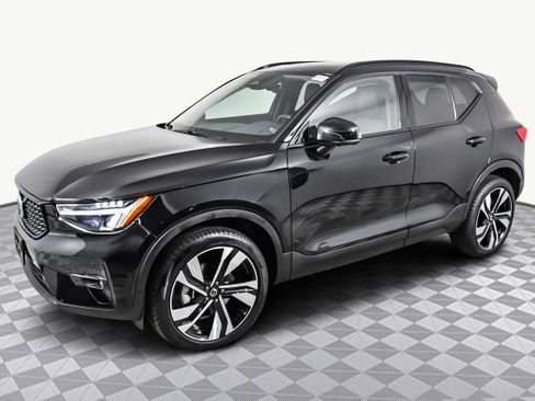 Used 2025 Volvo XC40 B5 Plus image 4