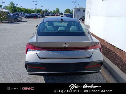 Used 2024 Hyundai Elantra Limited FWD image 5