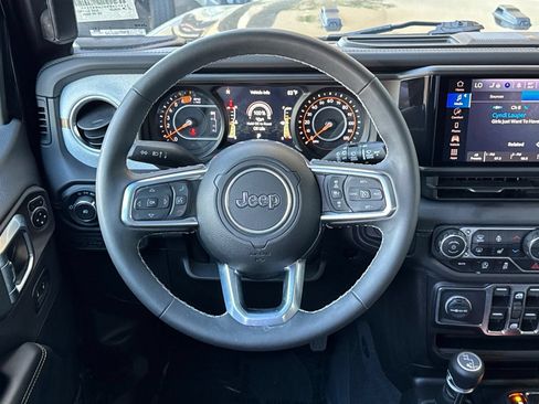 Used 2025 Jeep Wrangler Unlimited Sahara AWD/4WD image 15