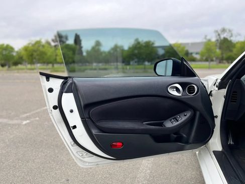 Used 2016 Nissan 370Z Coupe RWD image 9