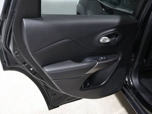 Used 2022 Jeep Cherokee Limited image 21