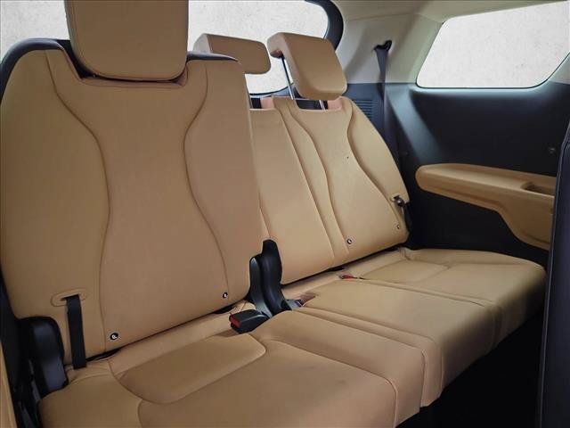 Used 2024 Kia Carnival LX FWD image 19