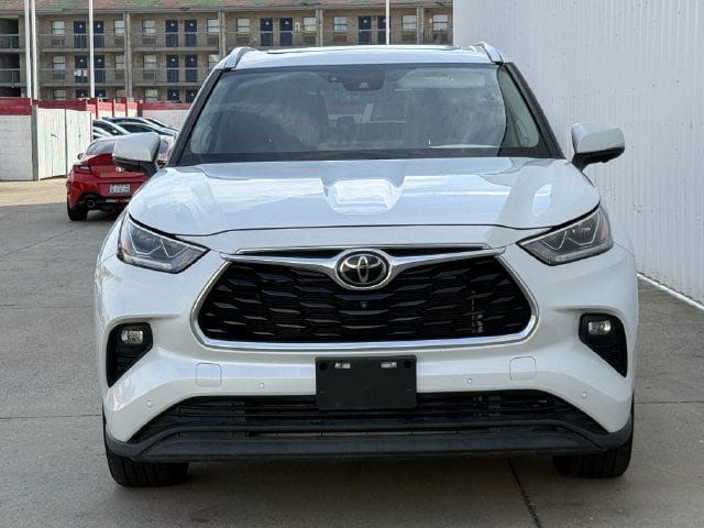 Used 2023 Toyota Highlander Limited FWD image 8