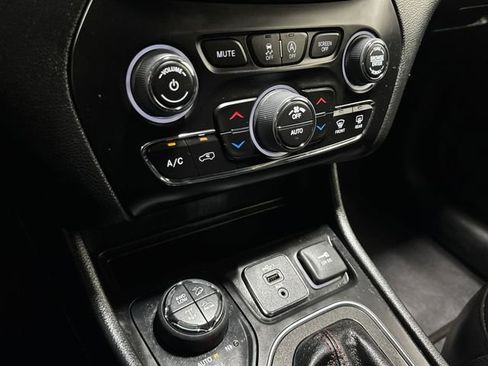 Used 2022 Jeep Cherokee Trailhawk w/ Comfort/Convenience Group AWD/4WD image 19