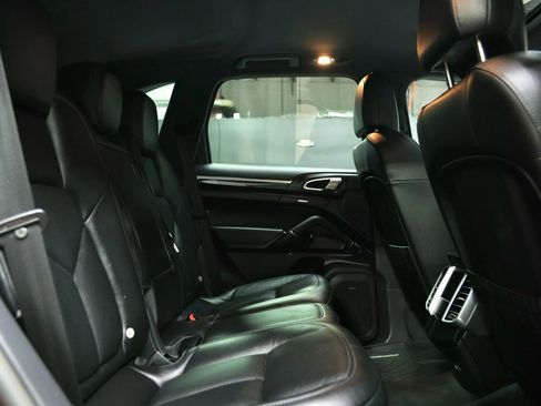 Used 2018 Porsche Cayenne S image 34