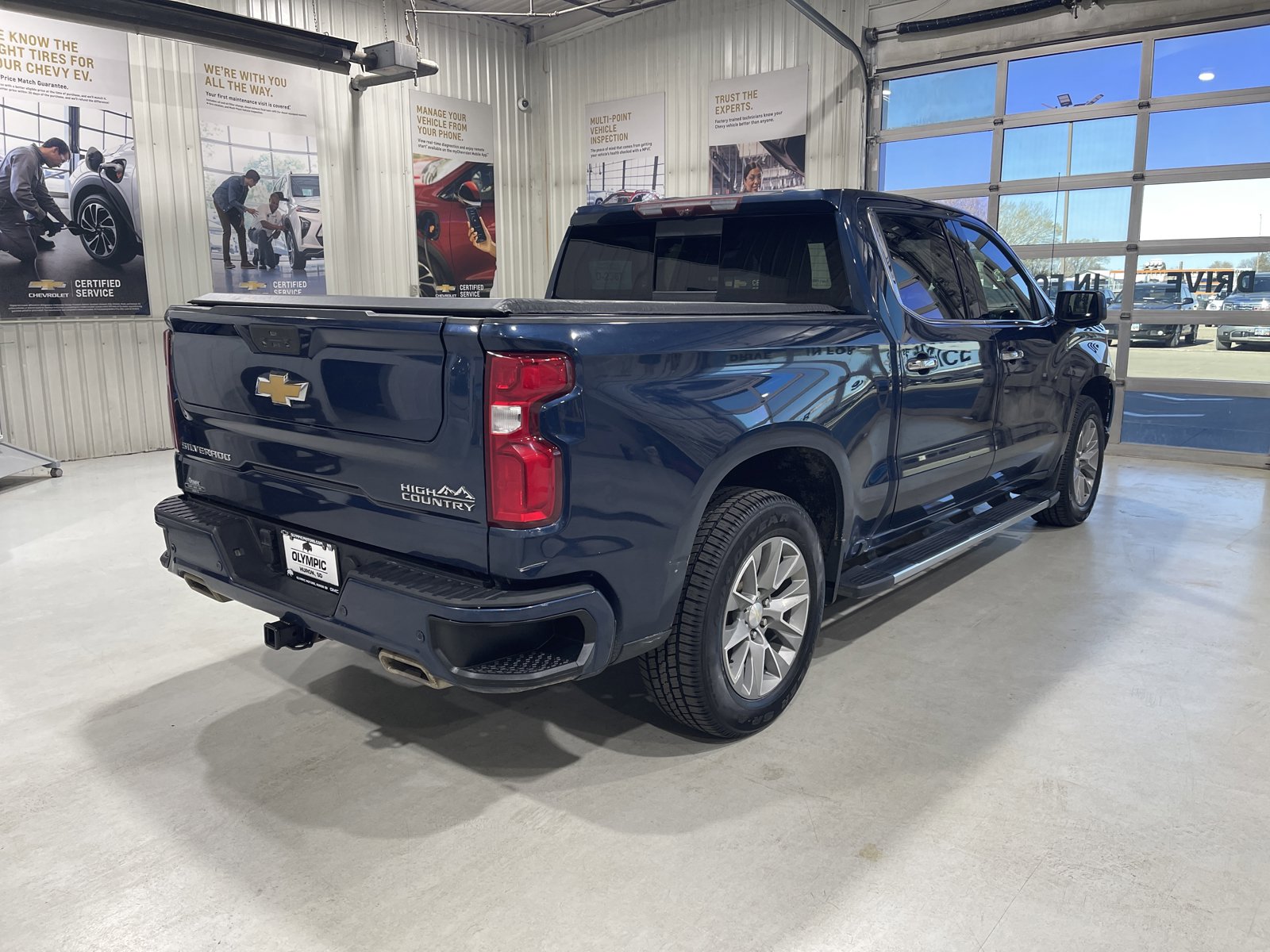Used 2021 Chevrolet Silverado 1500 High Country w/ Technology Package AWD/4WD image 8