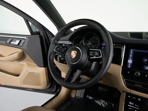 Certified 2025 Porsche Macan image 30