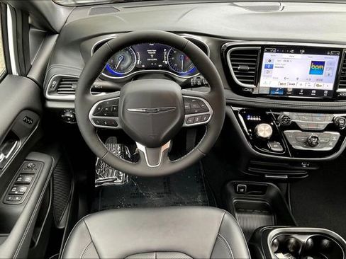 New 2026 Chrysler Pacifica Select image 16