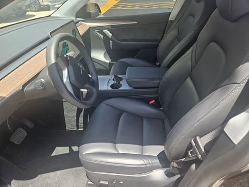 Used 2025 Tesla Model Y Long Range RWD image 9