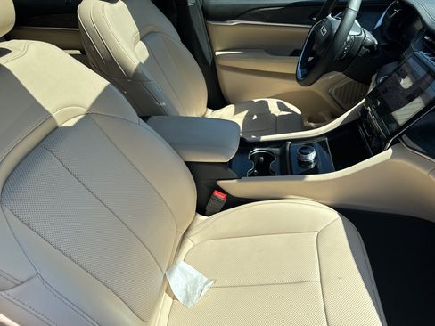 Used 2024 Jeep Grand Cherokee L Limited w/ Luxury Tech Group II image 16