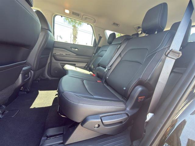 Used 2024 Nissan Pathfinder SL w/ Black Appearance Package FWD image 12