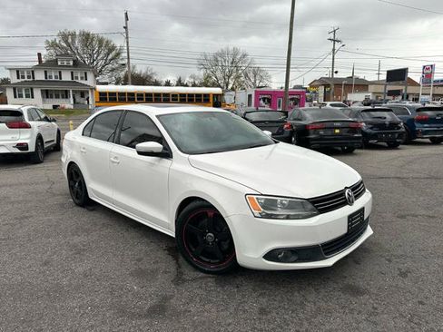 Used 2013 Volkswagen Jetta SEL image 2