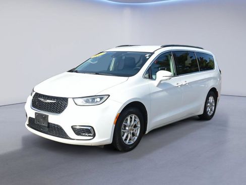 Used 2022 Chrysler Pacifica Touring-L FWD image 2