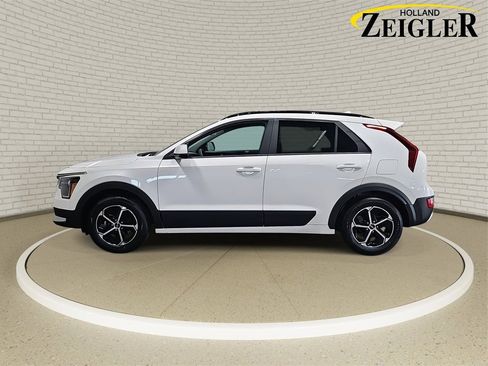 Used 2024 Kia Niro LX image 8