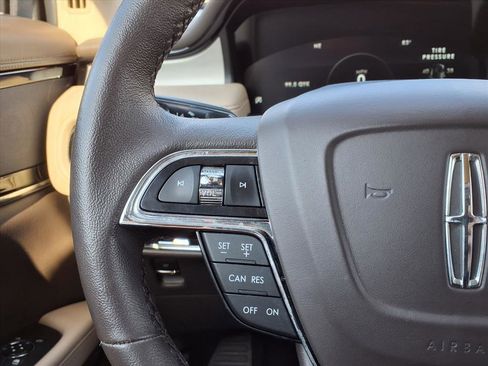 Used 2022 Lincoln Nautilus FWD image 25