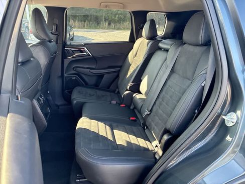 Used 2025 Mitsubishi Outlander SE AWD/4WD image 25
