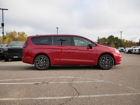 New 2026 Chrysler Pacifica Select AWD/4WD image 48