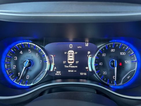 Used 2024 Chrysler Pacifica Touring-L image 6