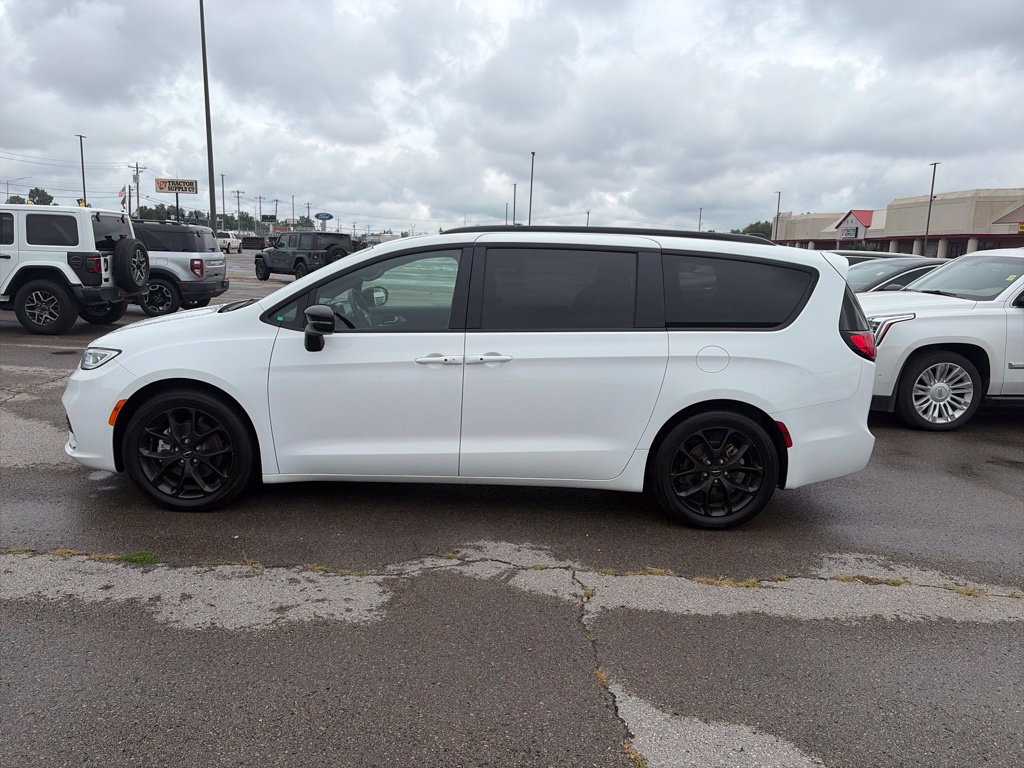 Used 2025 Chrysler Pacifica Limited FWD image 3