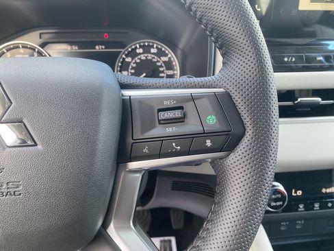 New 2025 Mitsubishi Outlander SE image 17