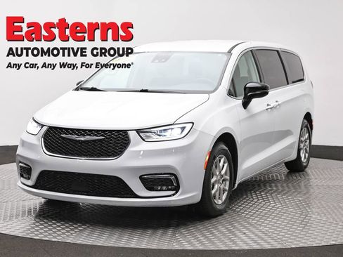 Used 2024 Chrysler Pacifica Touring-L FWD image 1