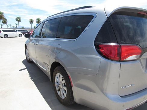 Used 2017 Chrysler Pacifica Touring-L FWD image 4