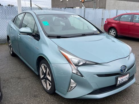 Used 2016 Toyota Prius Three Touring image 3