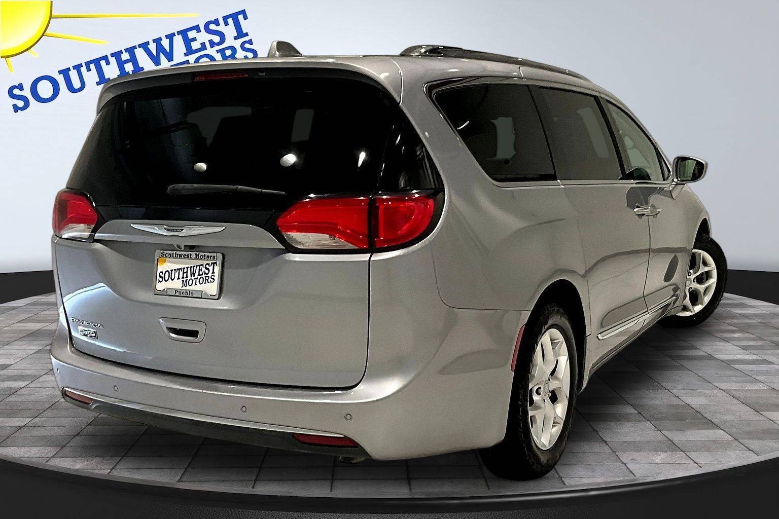 Used 2020 Chrysler Pacifica Touring-L w/ Tire & Wheel Group FWD image 7