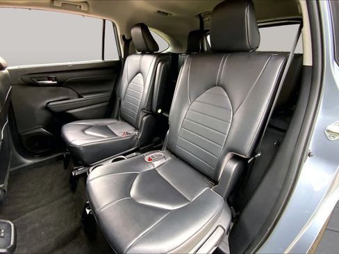 Used 2023 Toyota Highlander XLE FWD image 21