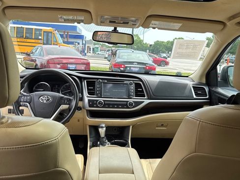 Used 2015 Toyota Highlander Limited FWD image 9