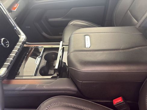 Used 2025 GMC Yukon XL Denali AWD/4WD image 10