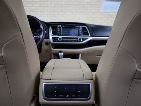 Used 2015 Toyota Highlander Limited w/ Driver Technology Package image 38