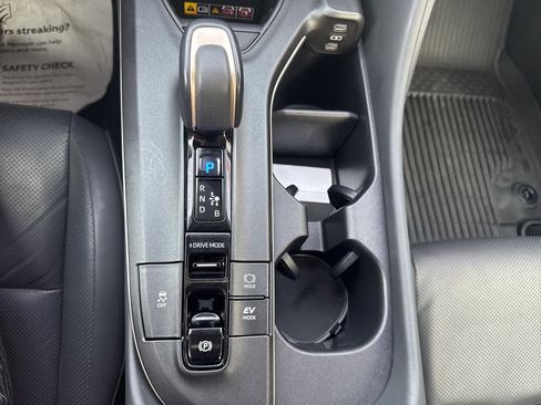 Used 2023 Toyota Crown Limited image 19