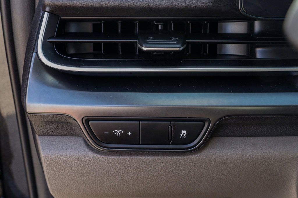 Used 2025 Kia Carnival FWD image 35