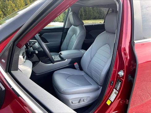 Used 2024 Toyota Highlander XLE image 10