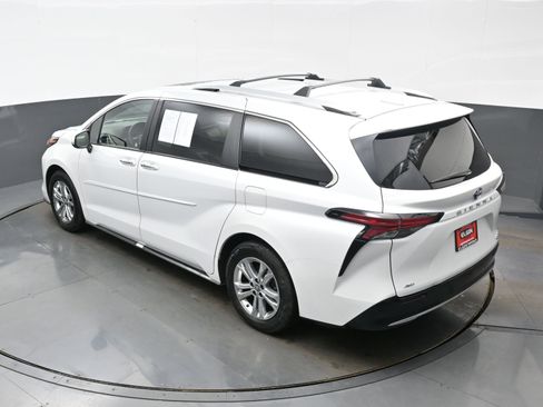 Used 2024 Toyota Sienna Platinum image 39